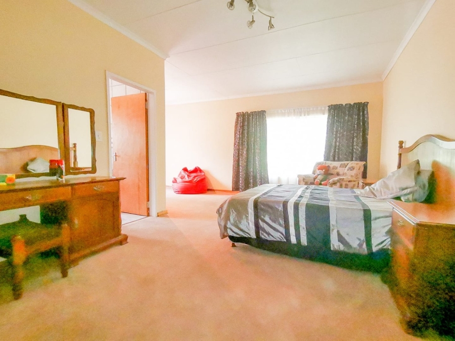 7 Bedroom Property for Sale in Parklands Western Cape